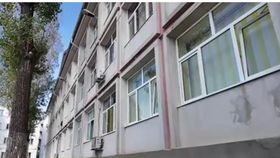 VIDEO Scandal violent la un liceu din Galați. Profesor de sport bătut de un elev în curtea școlii